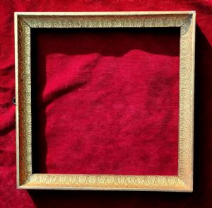 Cornice Impero napoletana in legno dorato decori in papier mache luce cm.30 x 30 est. cm.35 x 35
